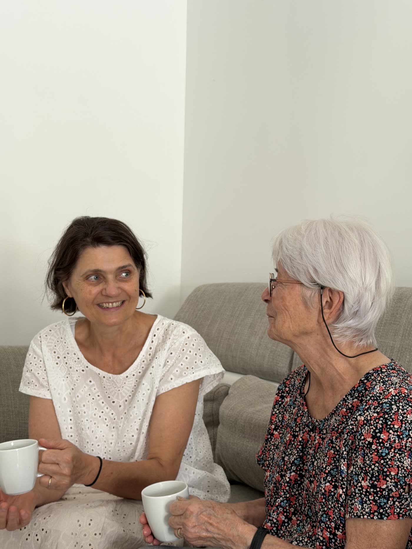 Un moment d'échange chaleureux au domicile d'une personne âgée